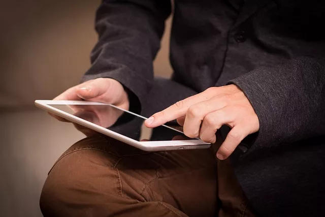 A man using EOC rounds software on his tablet